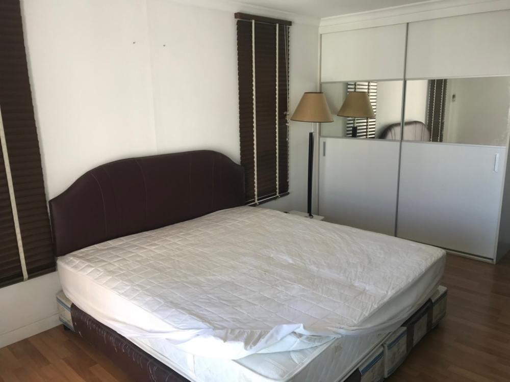 For RentCondoRama9, Petchburi, RCA : Rent Lumpini Place rama9 2. Bed room Full furniture Beautiful room , Tower B 25floor 2 Bed room. 1 Living room 1 kitchen room Size 72 Sqm. Price 25,000Baht.Deposit 2 months Advance 1 month Total 3 months Ready Move In call (call) 099-098-1000 Agent Moo
