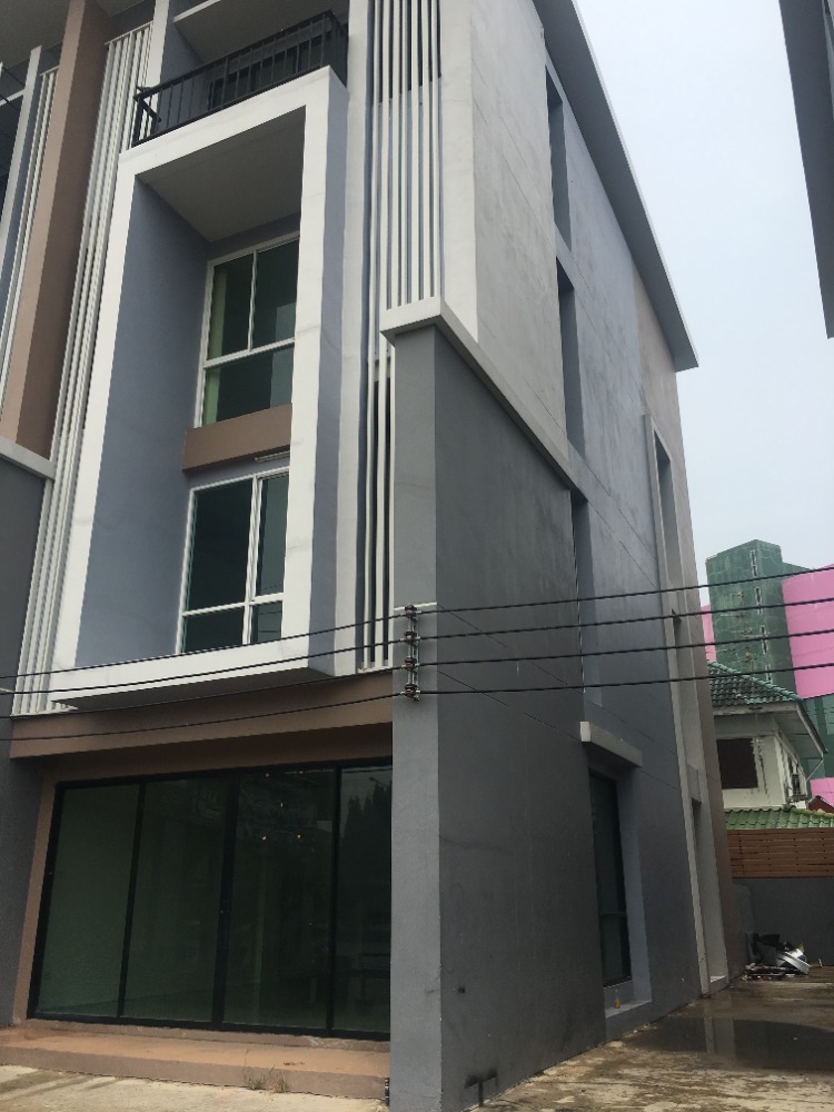For RentShop HouseKaset Nawamin,Ladplakao : 4-storey commercial building for rent, corner room, good location, suitable for opening business, office, restaurant on Prasert Manukit Road