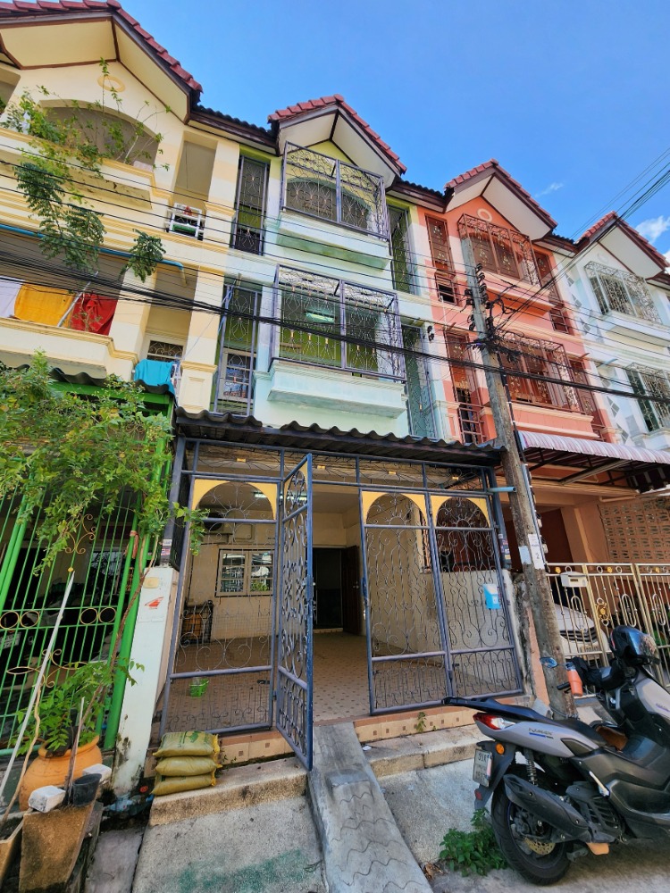For RentTownhomeRathburana, Suksawat : It's vacant.**The house is vacant. Hurry and say hello** 3-story townhome with 2 air conditioners, parking for 2 cars, pets allowed. At a price of less than ten thousand !!!The front of the house faces east SNS002