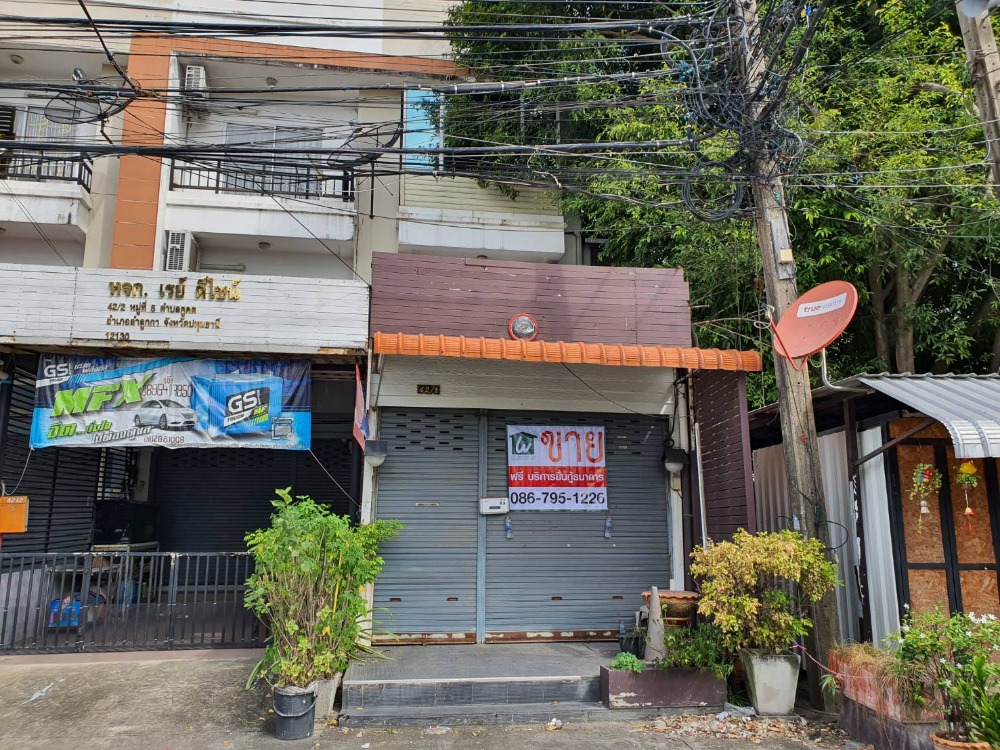 For SaleShop HousePathum Thani,Rangsit, Thammasat : Commercial building for sale, can be traded, Lam Luk Ka, Khlong 2, good feng shui, 40 sq m at the entrance of Fa Khram Village.