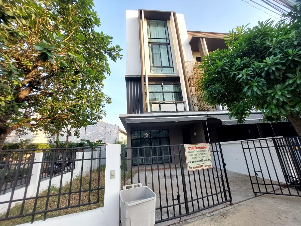 For SaleTownhomeBang Sue, Wong Sawang, Tao Pun : Selling a luxury townhome, 3 and a half floors, the Flora Wongsawang project is a former model house, a large, beautifully decorated corner house. In front of the house opposite is a communal garden.