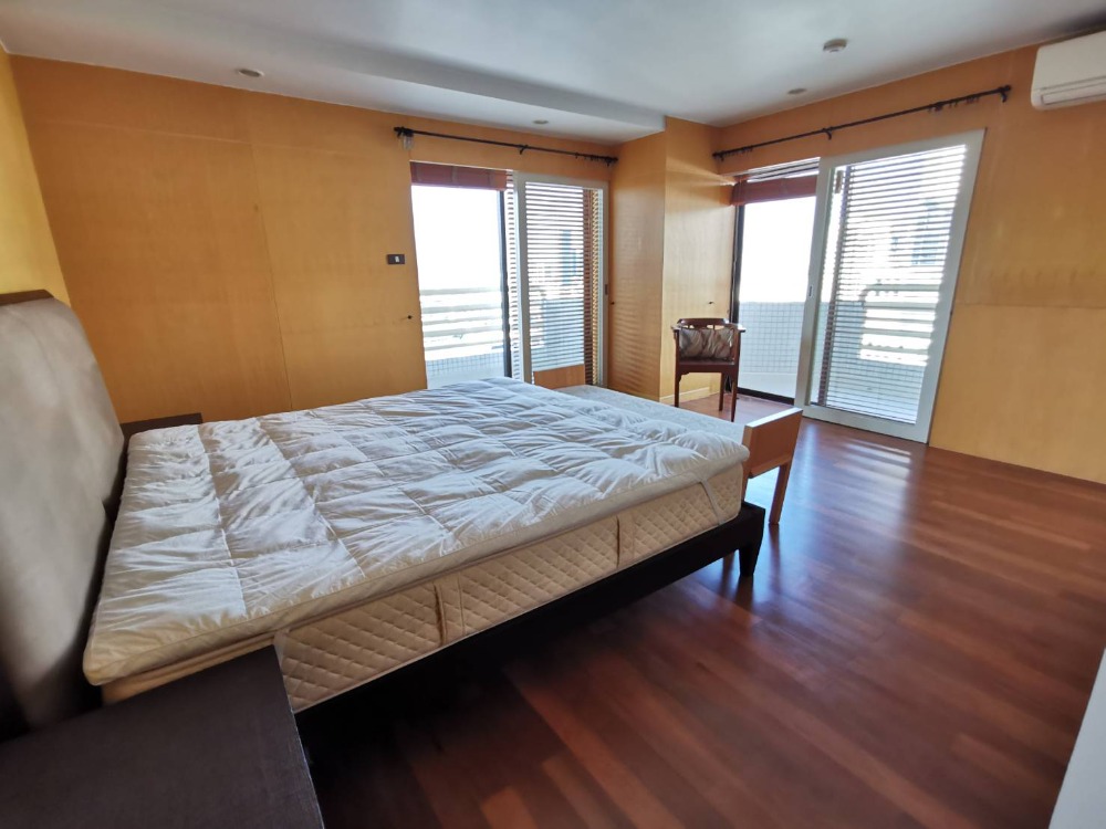 For RentCondoSukhumvit, Asoke, Thonglor : For Rent: RENOVATED Richmond Palace, 290 sqm, 3 BR/2B with maid room, Fl.20+, unblocked view, BTS Prompong