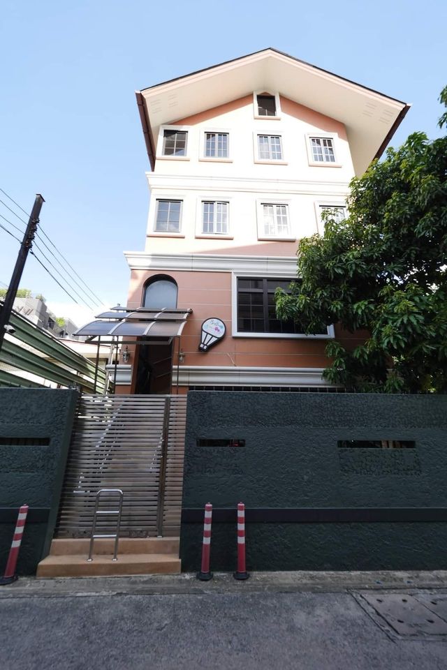 For RentHouseAri,Anusaowaree : RH825 RENT 3-storey building, near BTS Ari (about 150 meters), in Soi Phahon Yothin