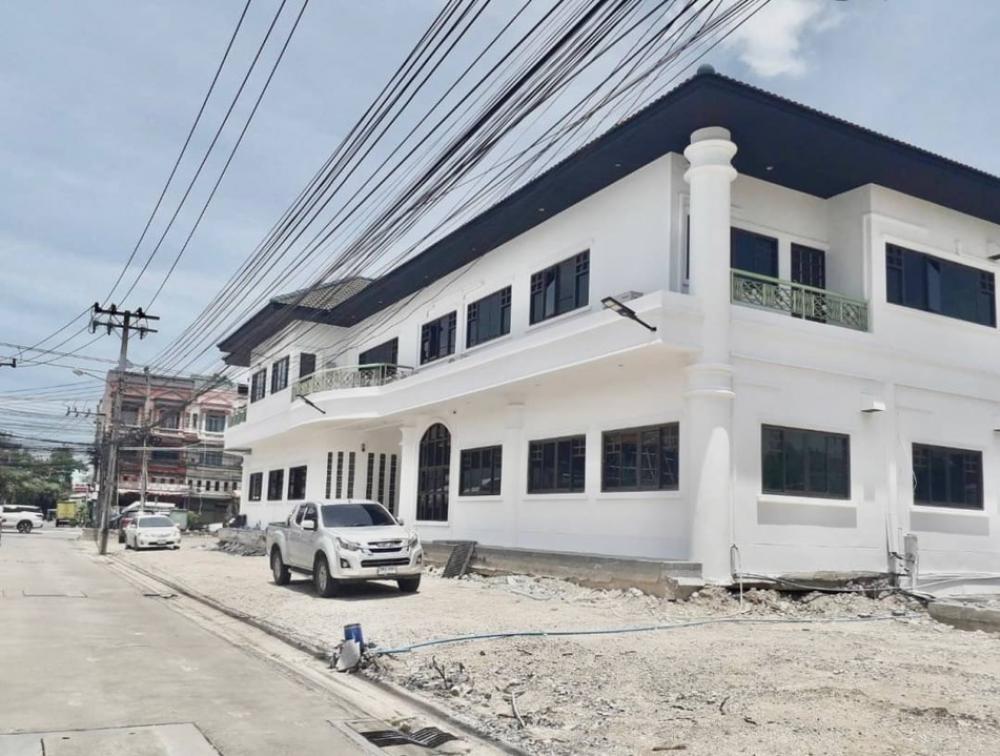 For RentRetail SpaceBangna, Bearing, Lasalle : For rent, Stand Alone building, next to Lasalle Road, doing business, has parking for 30-35 cars in the area around the food ✨