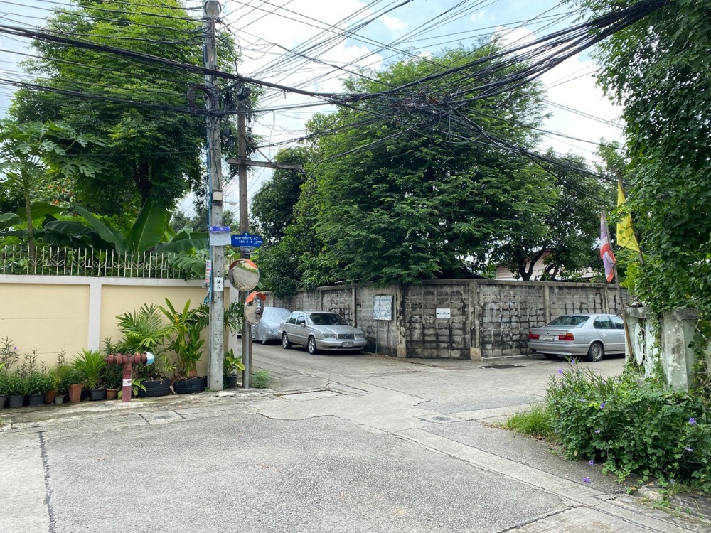 ขายที่ดินซอยงามวงศ์วาน 47 แยก 2-6 (ซอยชินเขต 2/2) เนื้อที่ 574 ตารางวา แปลงมุมติดถนน 3 ด้าน Loading...