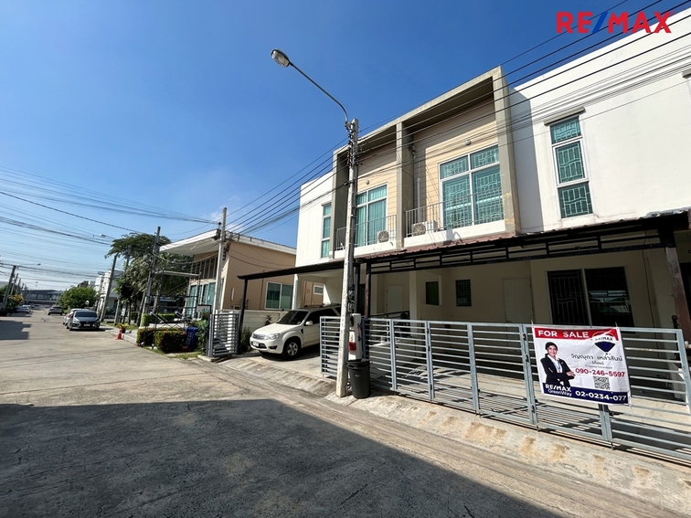 2 storey townhouse for sale, Happy Ville Village, Don Mueang, Thoet Rachan Road, behind the house, garden view. The best price in the project Loading...