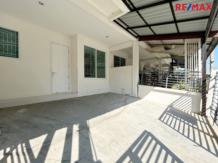 2 storey townhouse for sale, Happy Ville Village, Don Mueang, Thoet Rachan Road, behind the house, garden view. The best price in the project Loading...