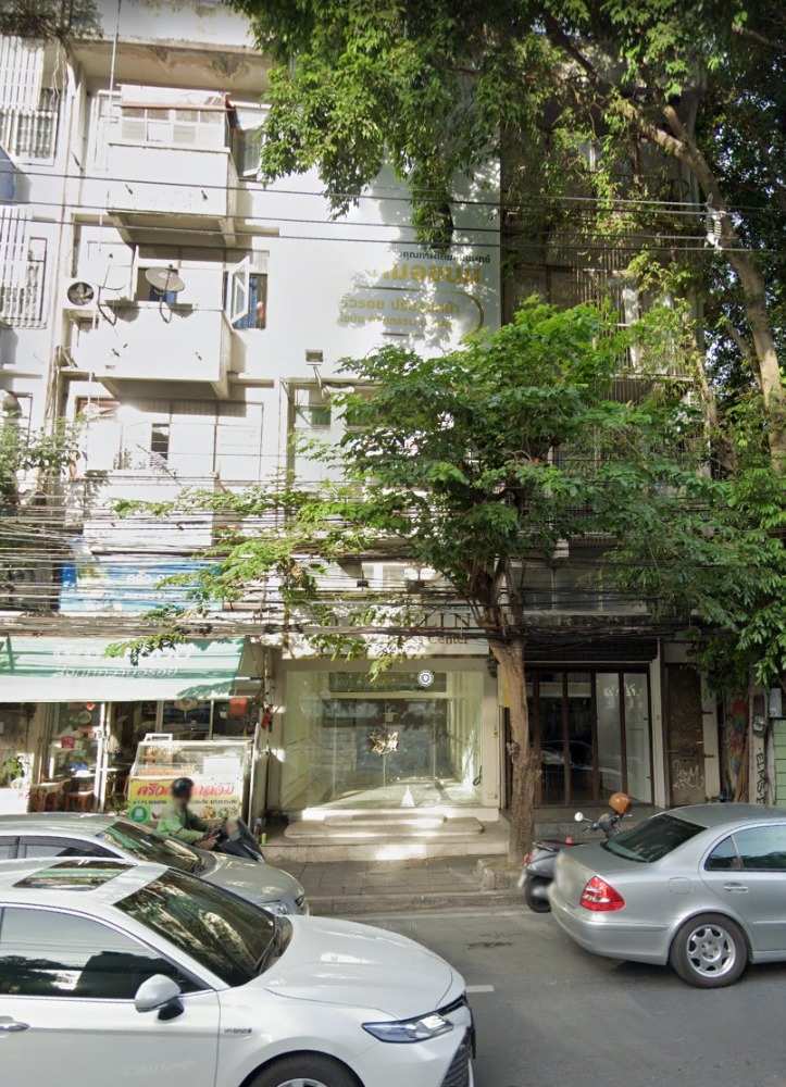For RentShop HouseSukhumvit, Asoke, Thonglor : Commercial building for rent on Ekkamai Road, near BTS Ekkamai, only 200 meters.