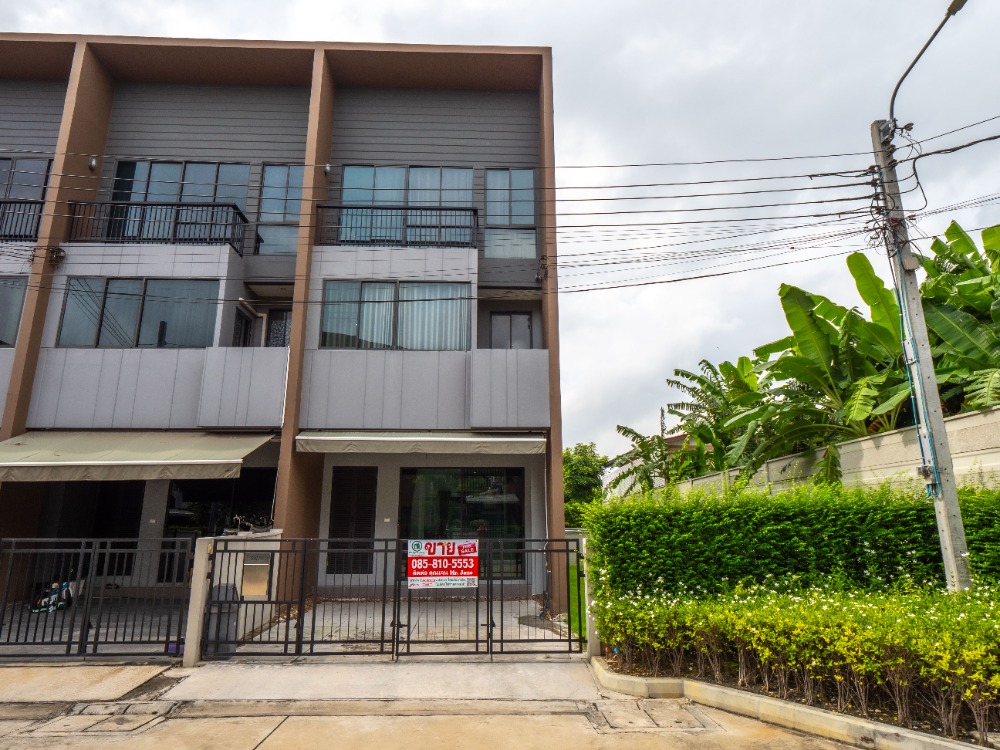 For SaleTownhomeMin Buri, Romklao : Townhome for sale, 3 floors, 38.5 sq m. (House 18.5 + land next to the house 20 sq m.) Usable area 160 sq m. Baan Klang Muang Rama 9 project, Krungthep Kreetha, along the expressway ring.