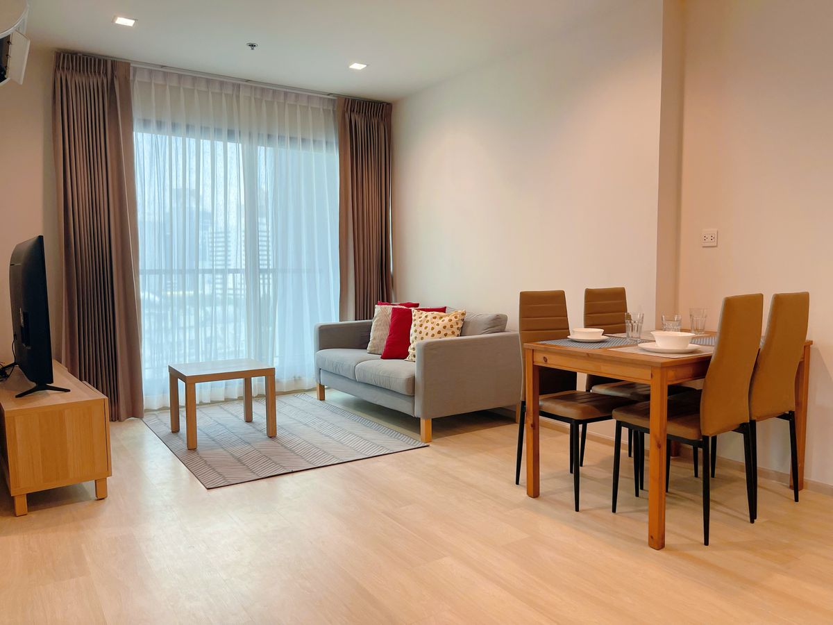For RentCondoWitthayu, Chidlom, Langsuan, Ploenchit : Newly Renovated 63sqm Life One Wireless 2 bedroom corner unit