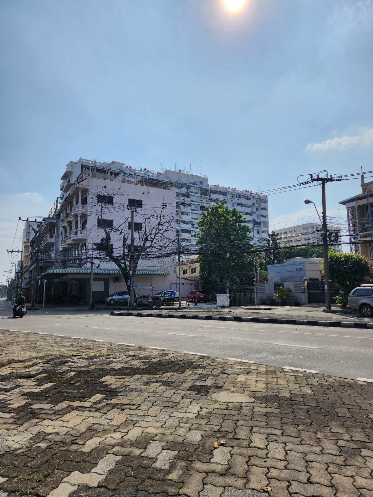 For SaleShop HouseRama 8, Samsen, Ratchawat : Commercial building for sale, commercial building next to the main road, Samsen, with parking in front of the shop.