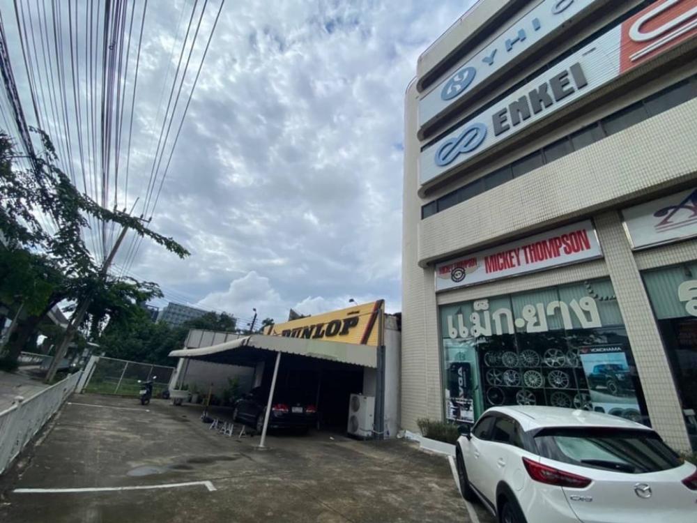 For RentRetail SpaceRama9, Petchburi, RCA : Building on Rama 9 Road for rent for business, 20 parking spaces