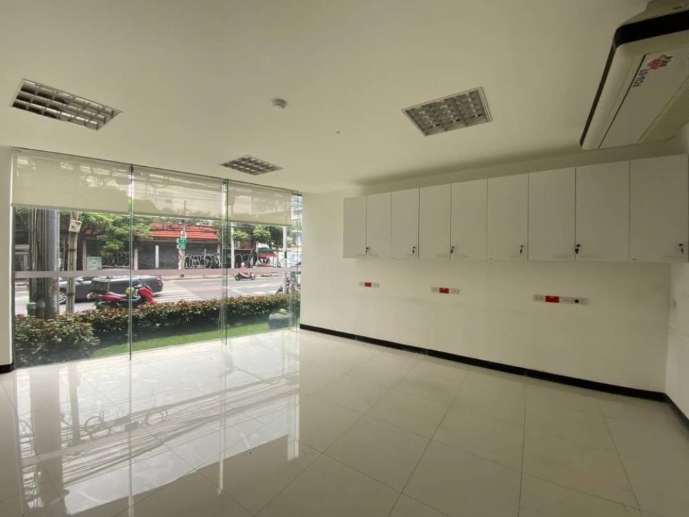 For RentRetail SpaceOnnut, Udomsuk : business rental space On Sukhumvit Road, 15 parking spaces