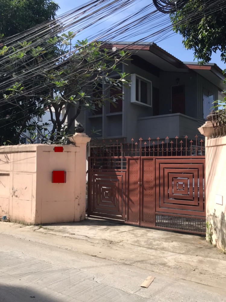 For RentHouseBang Sue, Wong Sawang, Tao Pun : House for rent in Bang Sue area near the expressway. Tao Poon BTS Station