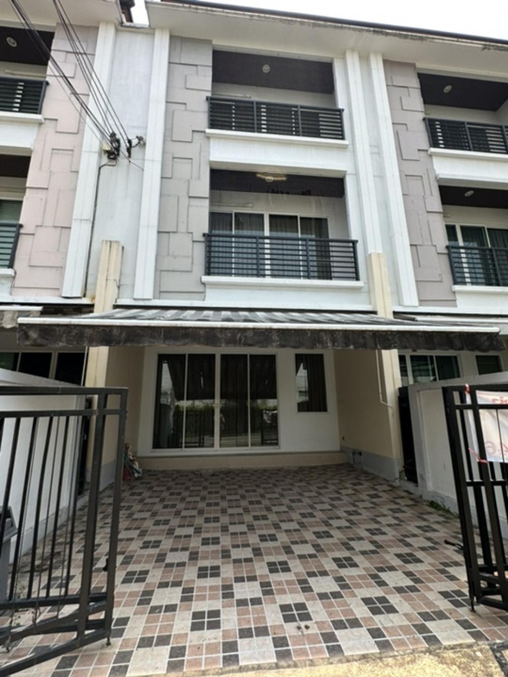 For RentTownhomePattanakan, Srinakarin : 🔥 For rent special price 🔥🏠 Baan Klang Muang s sense Srinakarin 🏠🌳