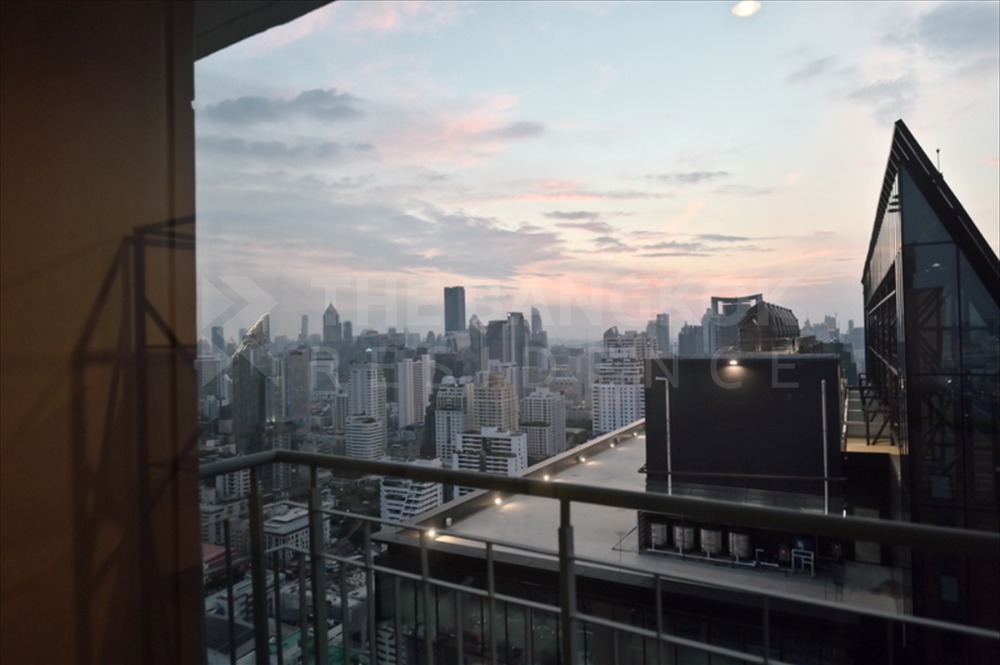 For RentCondoRama9, Petchburi, RCA : For rent 58,000 baht Villa Asoke, very high floor, beautiful view, not blocked, 2 bedrooms, 120 sq m., beautifully decorated, ready to move in, contact 0628285146