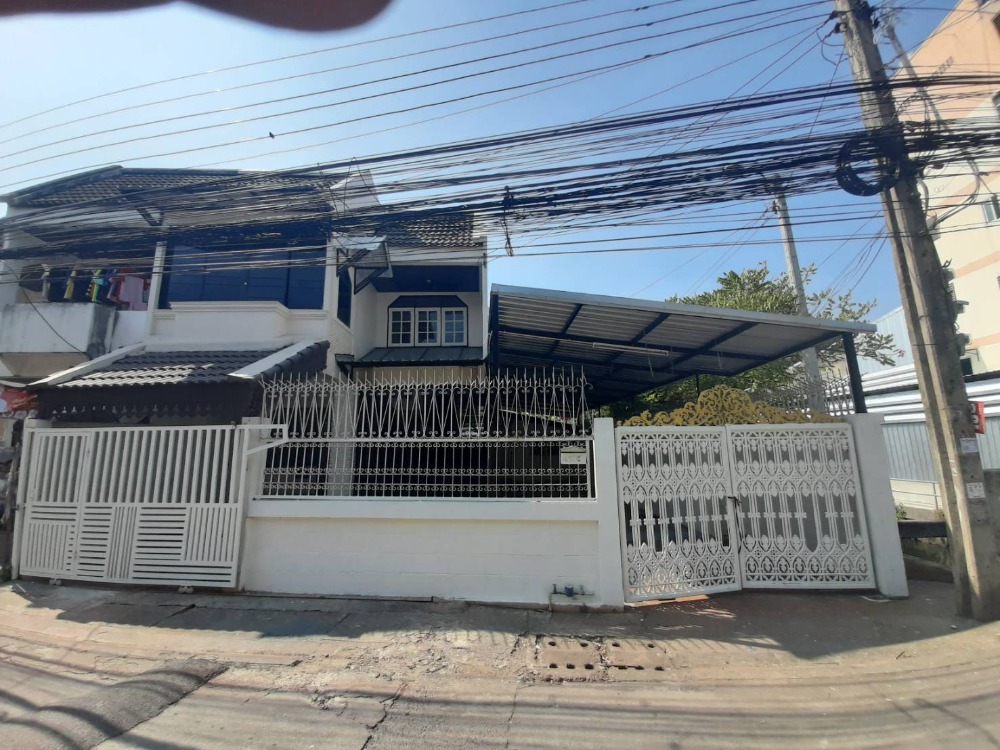 ให้เช่าทาวน์โฮมลาดพร้าว เซ็นทรัลลาดพร้าว : ให้เช่าทาวน์เฮ้าส์ลาดพร้าว  3ห้องนอน 2ห้องน้ำ ใกล้สี่แยกรัชดา-ลาดพร้าว