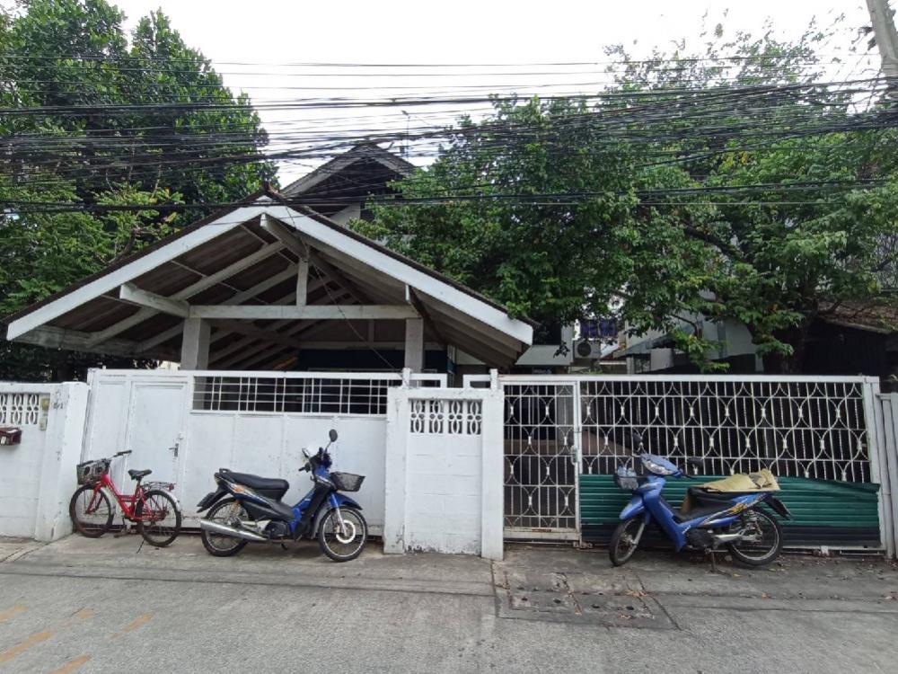 For RentHouseLadprao, Central Ladprao : Single house for rent, 2 floors, Soi Lat Phrao 34, near MRT Lat Phrao, BTS Lat Phrao, can be used as an office