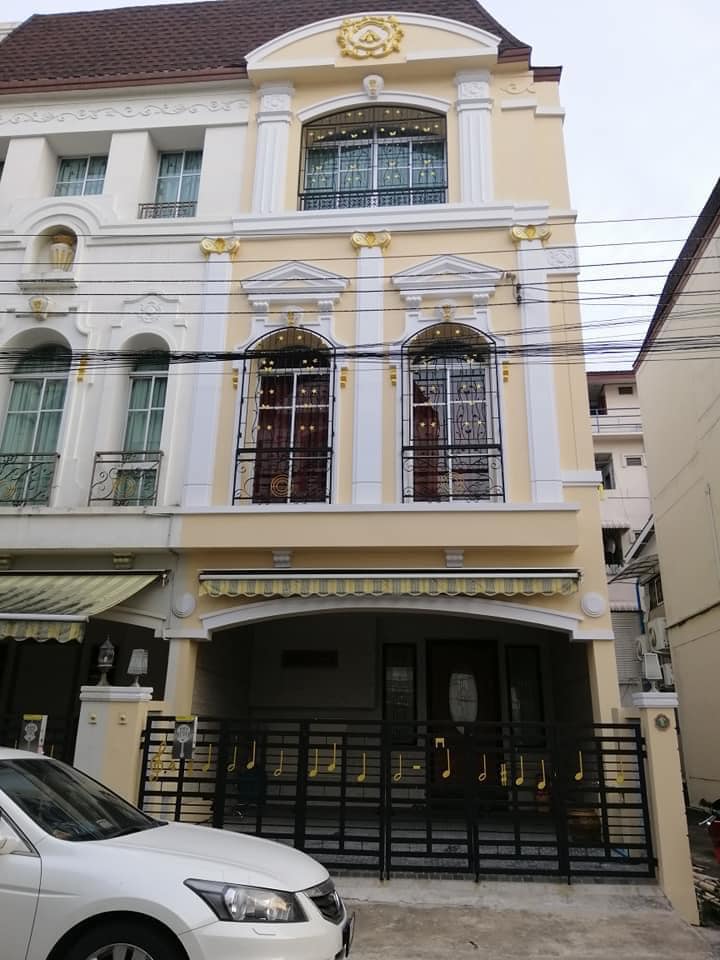 ขายทาวน์โฮมพระราม 3 สาธุประดิษฐ์ : ทาวน์โฮม บ้านกลางกรุง แกรนด์ เวียนนา พระราม 3 / 4 ห้องนอน (ขาย), Baan Klang Krung Grande Vienna Rama 3 / Townhome 4 Bedrooms (FOR SALE) CREAM2138