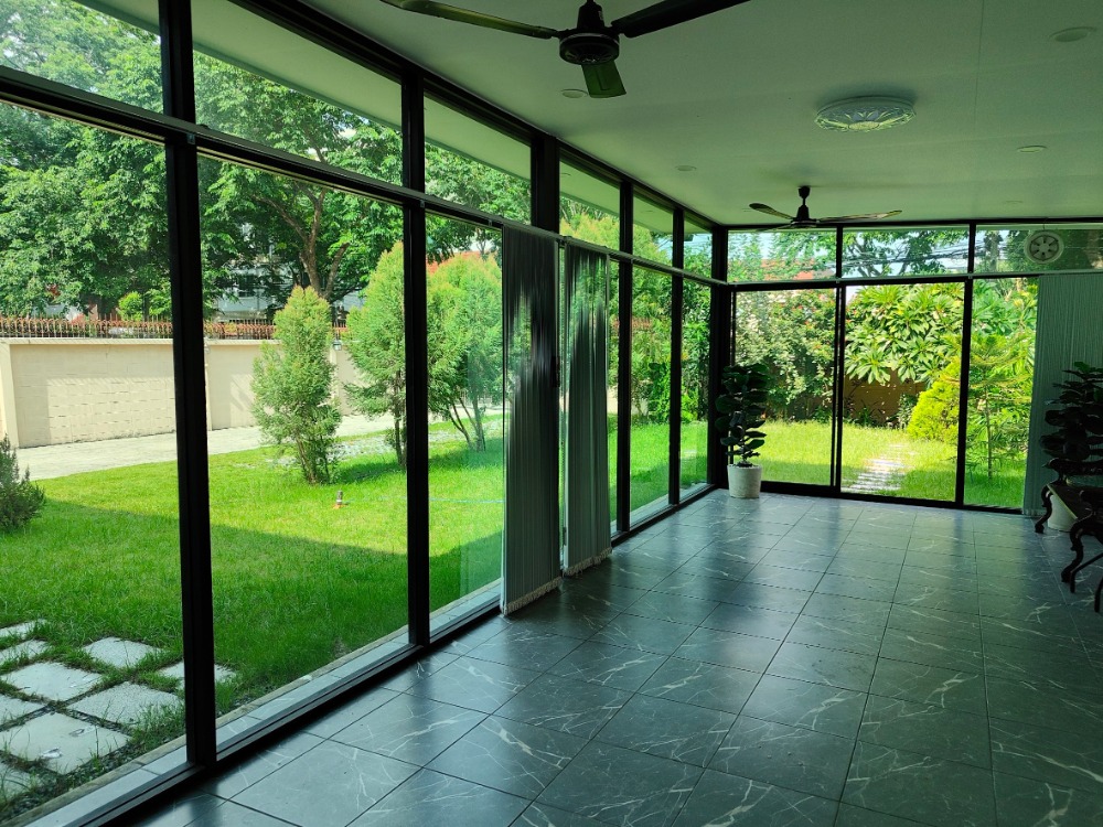 ให้เช่าบ้านเดี่ยวหรูคลาสสิค พร้อมห้องออฟฟิศ สุดยอดทำเล กลางลาดพร้าว 130 Loading...