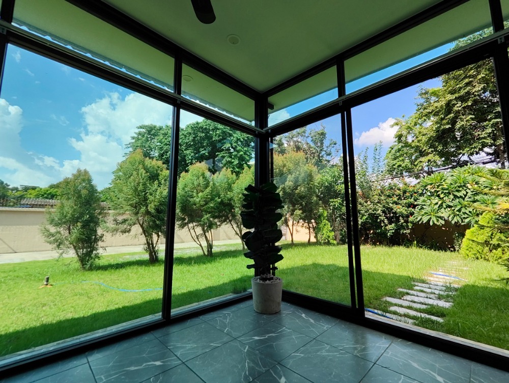 ให้เช่าบ้านเดี่ยวหรูคลาสสิค พร้อมห้องออฟฟิศ สุดยอดทำเล กลางลาดพร้าว 130 Loading...