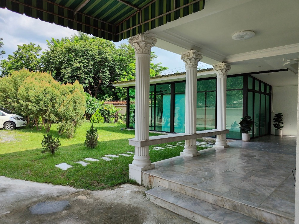 ให้เช่าบ้านเดี่ยวหรูคลาสสิค พร้อมห้องออฟฟิศ สุดยอดทำเล กลางลาดพร้าว 130 Loading...