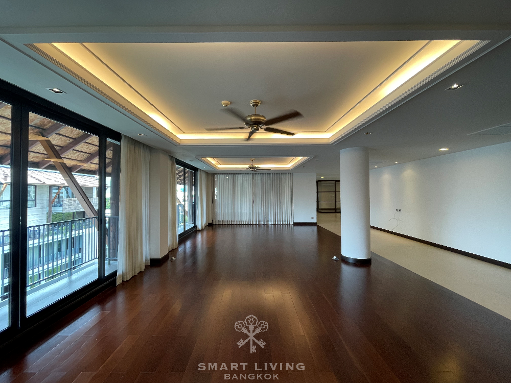 ให้เช่าคอนโดสุขุมวิท อโศก ทองหล่อ : Luxury 4+1bed pet friendly, modern design with huge space, near BTS Phrom Phong.