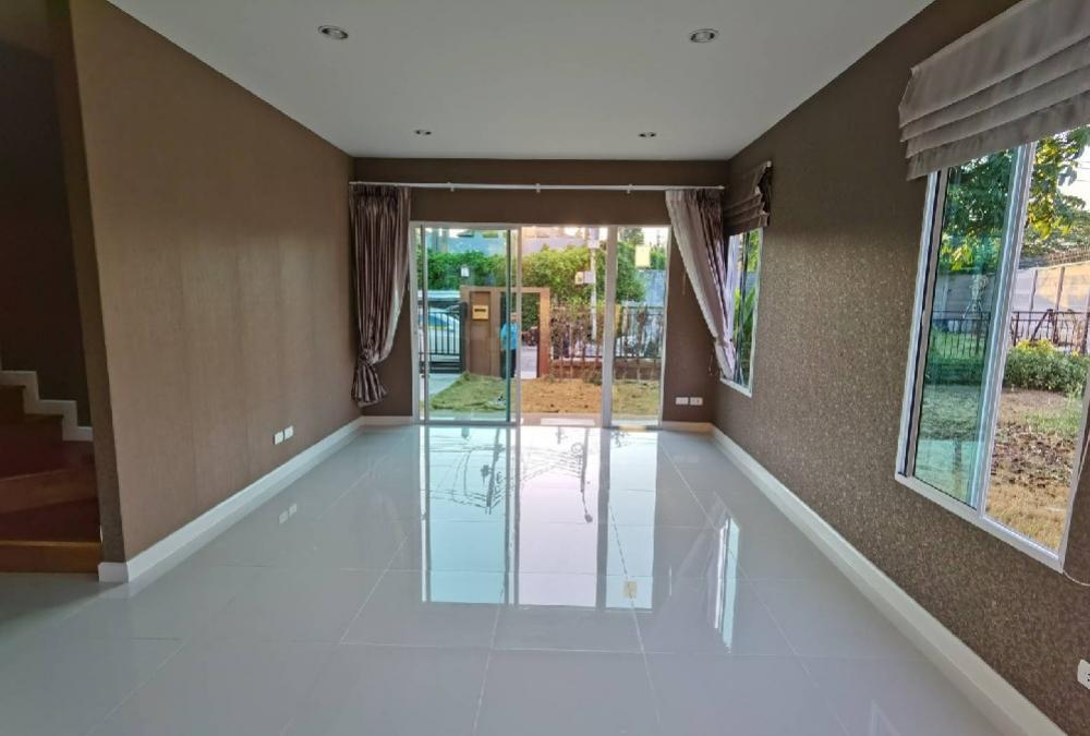 For RentHousePattanakan, Srinakarin : house for rent passorn luxe
Rent 55000 baht
Passorn makes luxe, corner house

furniture ...... 
1 wardrobe, 3 backs
2 beds, 3 sets of mattresses
3 dining tables 1 set
4 sofas 1
5 air conditioners, 4 machines
6 washing machines, 1 top-loading machine
7 dre
