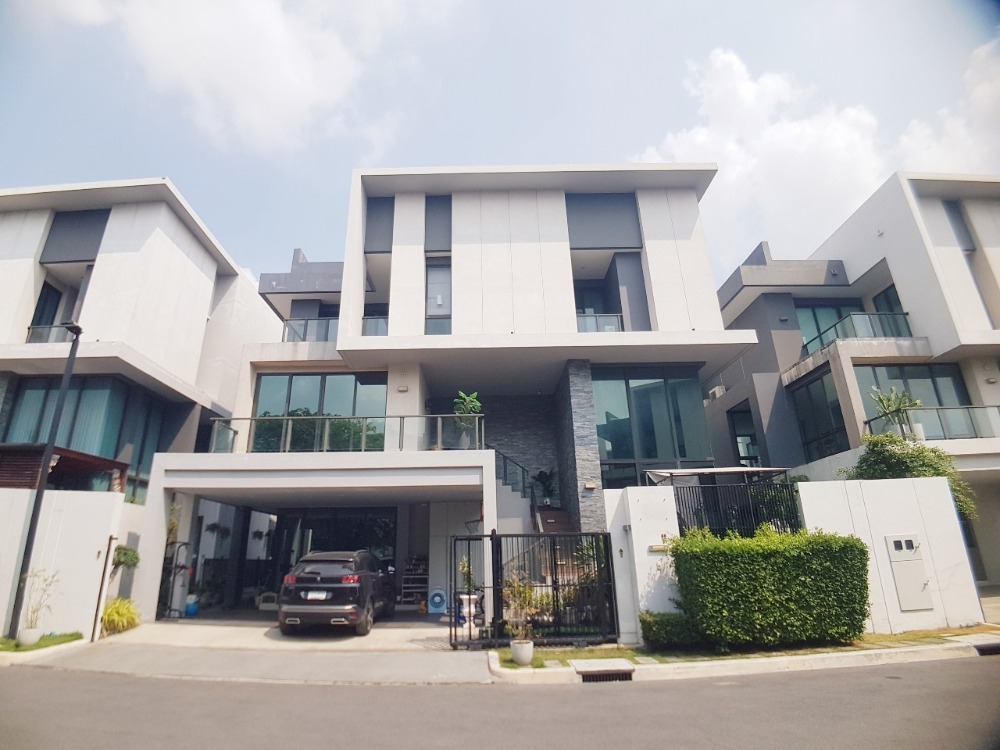 For SaleHouseYothinpattana,CDC : For sale, premium 3-storey detached house of AP Thailand, Baan Klang Muang Classe project. Good location in Ekamai-Ramintra area on an area of 63.8 sq m.