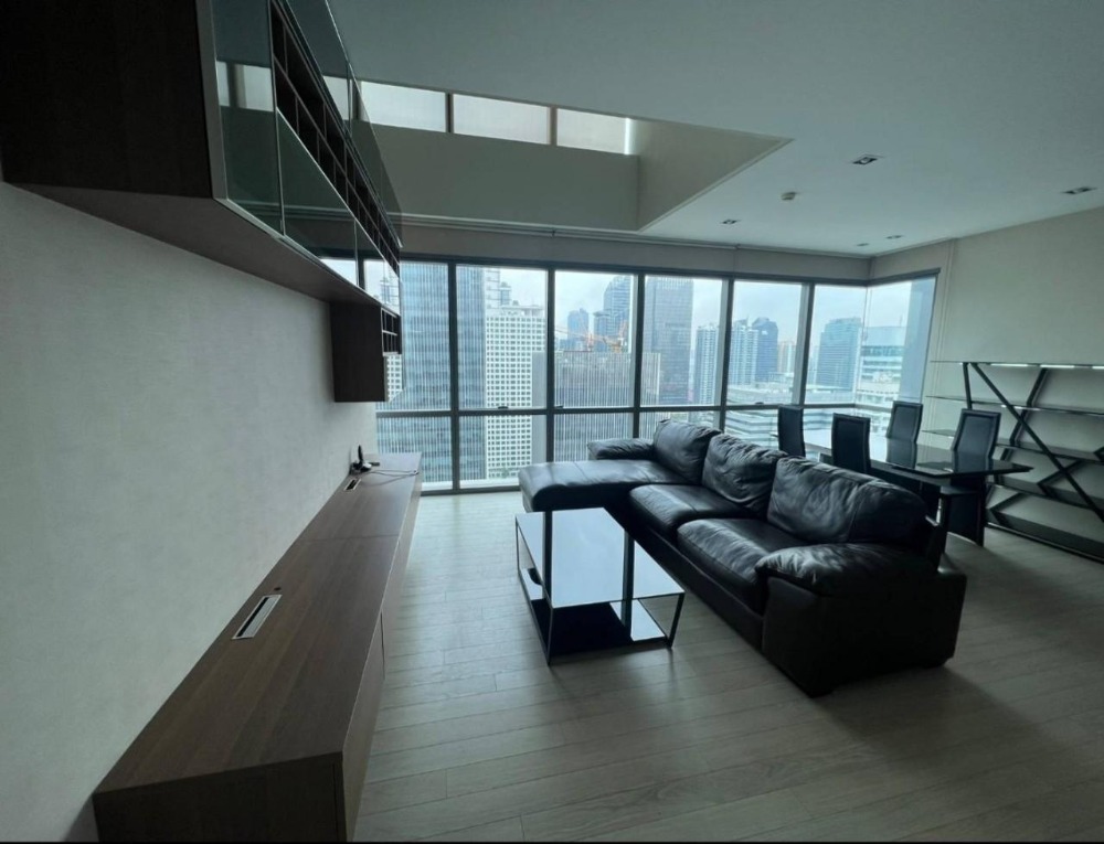 For RentCondoSukhumvit, Asoke, Thonglor : The Room Sukhumvit 21, Duplex room, beautiful view, with parking for 2 cars, make an appointment to see 092-914-9950