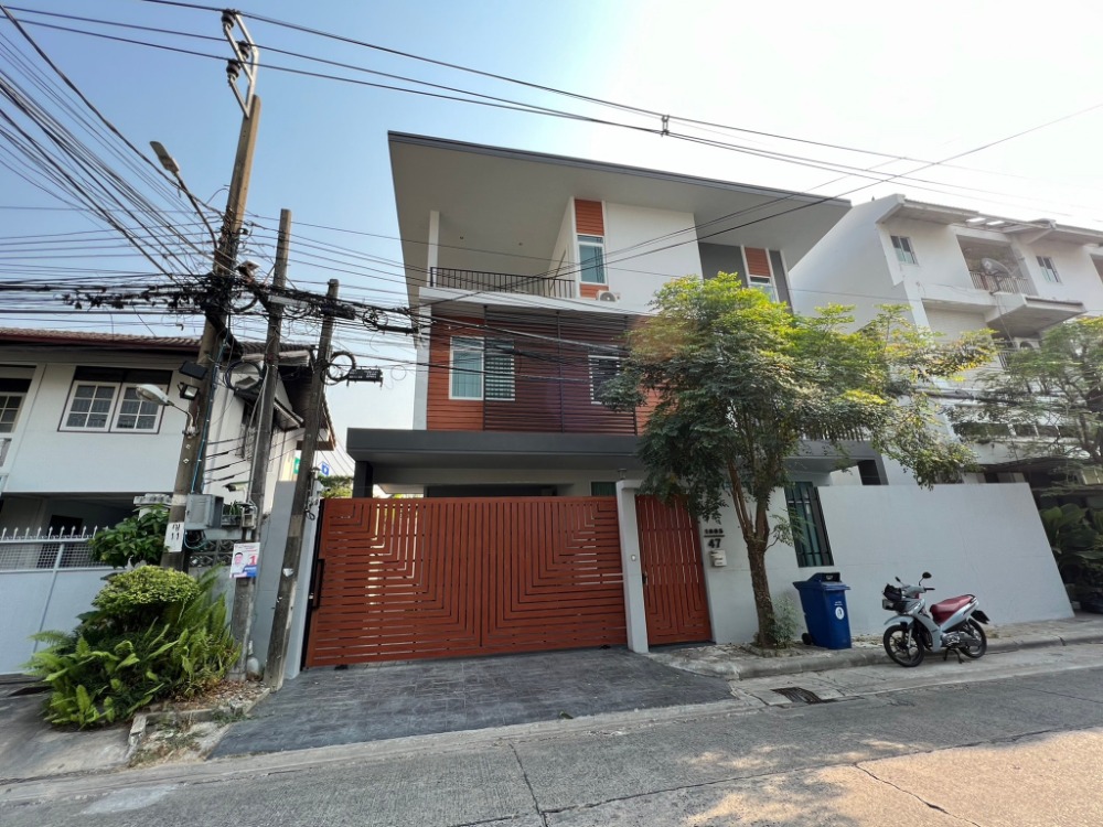 ให้เช่าบ้านบางซื่อ วงศ์สว่าง เตาปูน : 🔴 85,000฿🔴 บ้าน 3 ชั้น ถนนประชาชื่น ติดทางด่วน ♦ ติดทางด่วน และใกล้MRT 😊🙏 ( Add​Line​ : @bbcondo88 ​)​ รหัสทรัพย์​ 879-B2612