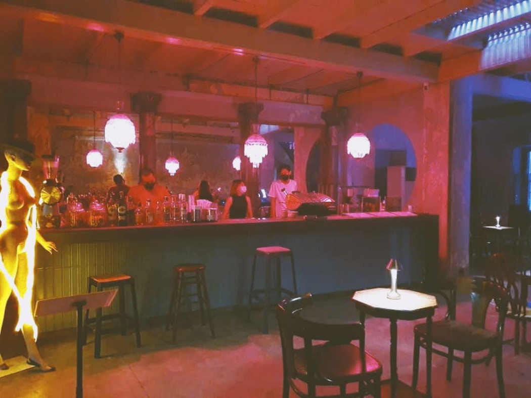 For RentHouseYaowarat, Banglamphu : Ancient Chinese house, For rent, very cool location, 500 sq m., make a bar, cafe or guesthouse