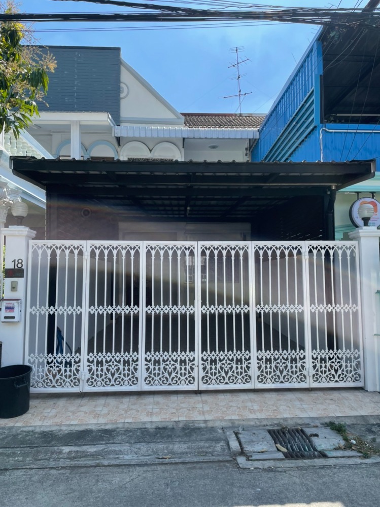For RentTownhomeOnnut, Udomsuk : Very beautiful townhouse, Soi Udomsuk 51, just 100 meters into the alley from Udomsuk Road, newly renovated, ready for rent. Feel free to inquire.
