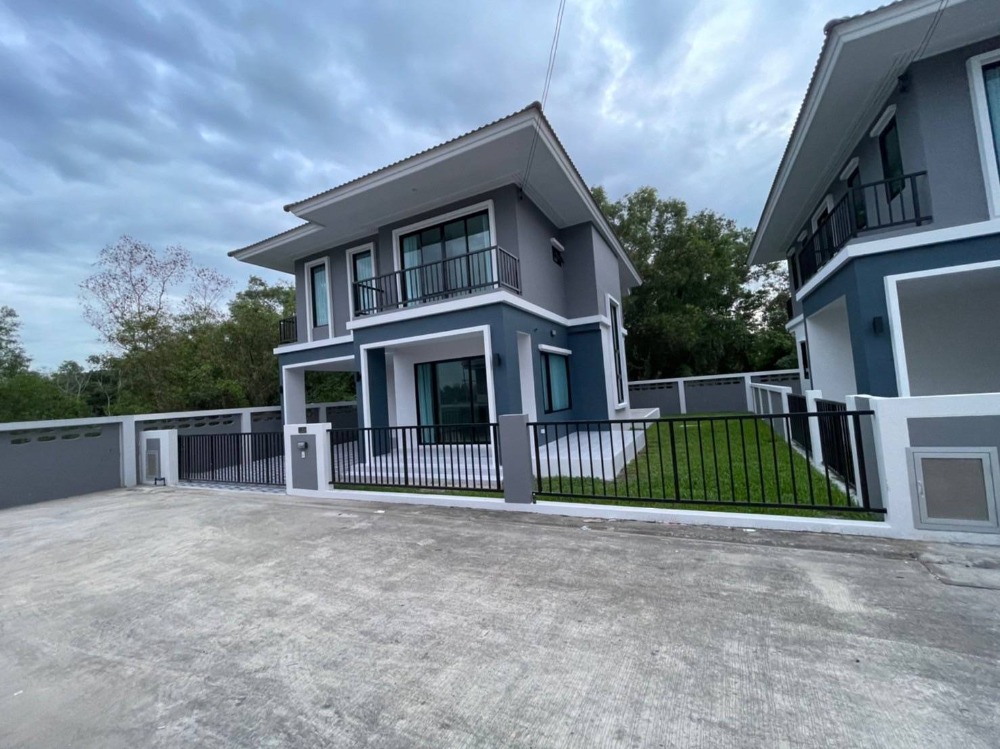 For RentHousePathum Thani,Rangsit, Thammasat : House for rent Opposite Lotus Navanakorn, beautiful new house, ready to move in. Happy to add all the furniture.