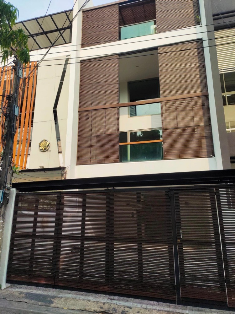 For RentHome OfficeSukhumvit, Asoke, Thonglor : Commercial building home office near bts  Phrom Phong suitable for business ( PST-EVE561)
