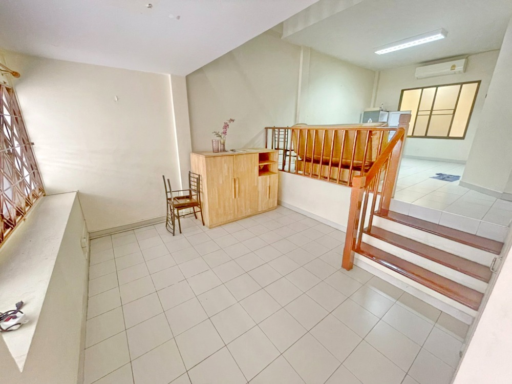 ให้เช่าทาวน์โฮมรัชดา ห้วยขวาง : H0030😊 For RENTให้เช่า ทาวน์เฮ้าส์ 3 ชั้น,🚪3 ห้องนอน🚄 ใกล้ MRT ศูนย์วัฒนธรรม🏢ห้วยขวาง🔔พื้นที่บ้าน:21.00ตร.วา🔔พื้นที่ใช้สอย:200.00ตร.ม.💲เช่า:29,000฿ 📞O99-5919653,O65-9423251✅LineID:@sureresidence