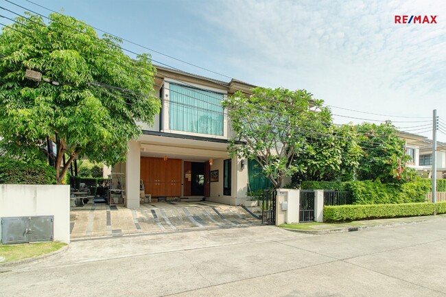 For SaleHousePinklao, Charansanitwong : House for sale, Setthasiri Ratchapruek, Charan, Phase 1, area 105 sq.wa., more beautiful than the model house. Siribenja house style Renovate the whole back, raise the ceiling, lay the teak floor, add the living room, office, dining room, master bedroom,