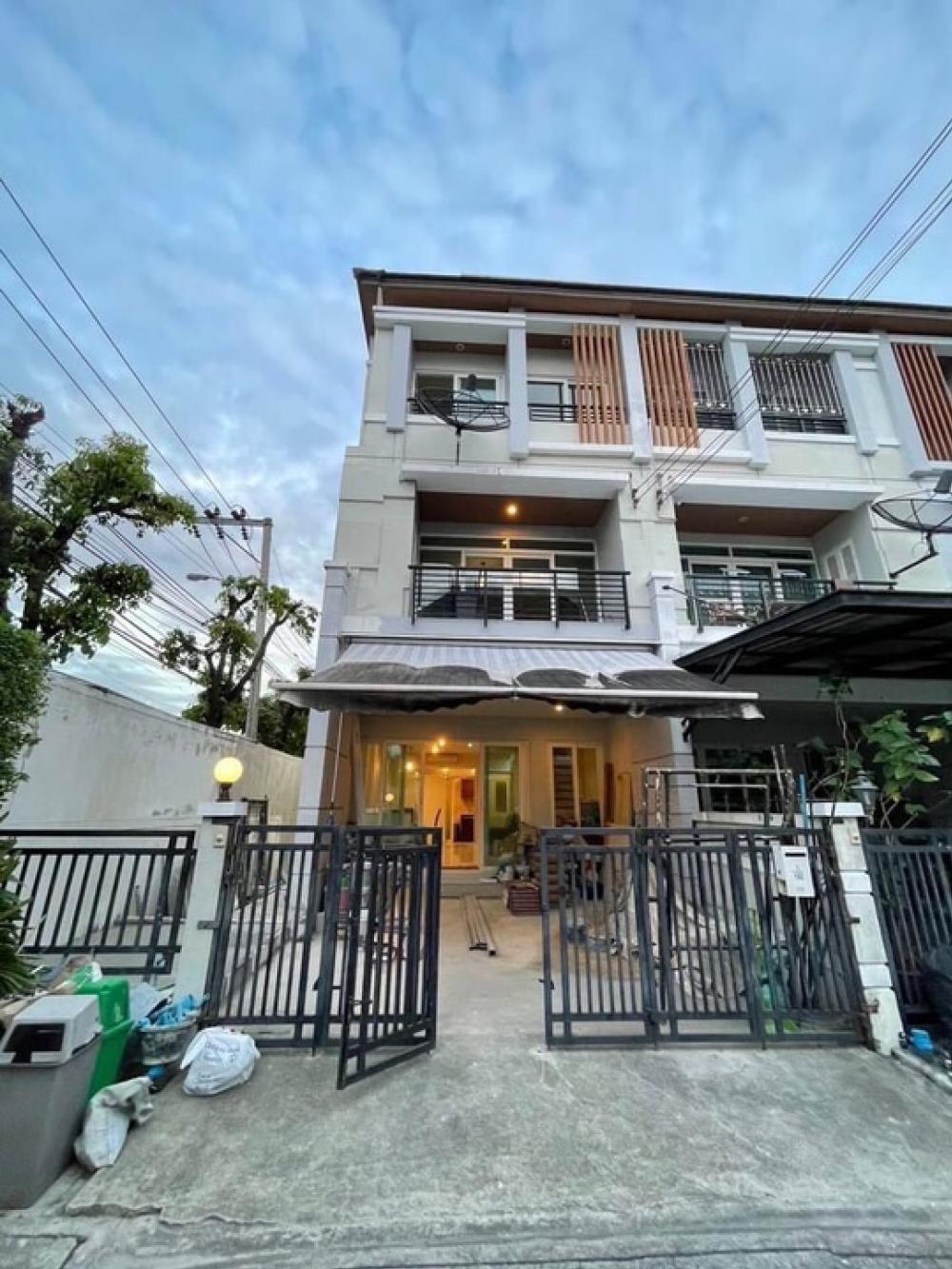 ให้เช่าทาวน์โฮมพัฒนาการ ศรีนครินทร์ : ให้เช่า ม.บ้านกลางเมือง ศรีนครินทร์ เออร์บาเนียน ศรีนครินทร์46/1 หลังมุม ริมใน มีพื้นที่ ขนาด 23 ตรว 180 ตรม 2 ห้องนั่งเล่น 3 ห้องนอน 3 ห้องน้ำ 1 ห้องครัวไทย