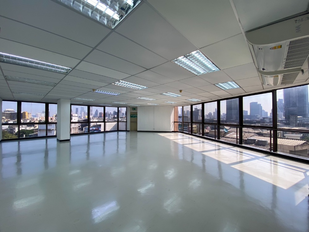For RentOfficeSiam Paragon ,Chulalongkorn,Samyan : Office building for rent, next to MRT Hua Lamphong, very convenient to travel Ready to go to work, good view, Hua Lamphong view, convenient