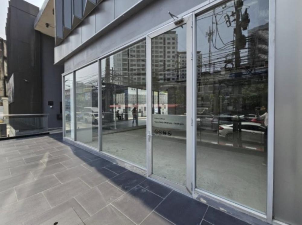 For RentRetail SpaceOnnut, Udomsuk : Commercial space for rent @BTS Phra Khanong Station - along Sukhumvit Road, good location, with parking, suitable for hair salons, eyelash extensions, manicures and product showrooms.