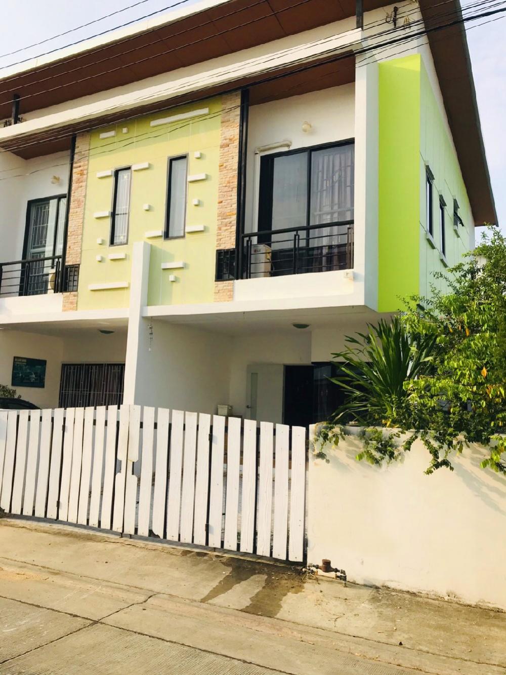 For RentTownhouseLadkrabang, Suwannaphum Airport : 2-storey townhome for rent behind the corner, 28 square wa. Pets allowed. In front of Gemopolis Industrial Estate Soi Kanchanapisek 39 Near Mega Bangna, Suvarnabhumi Airport