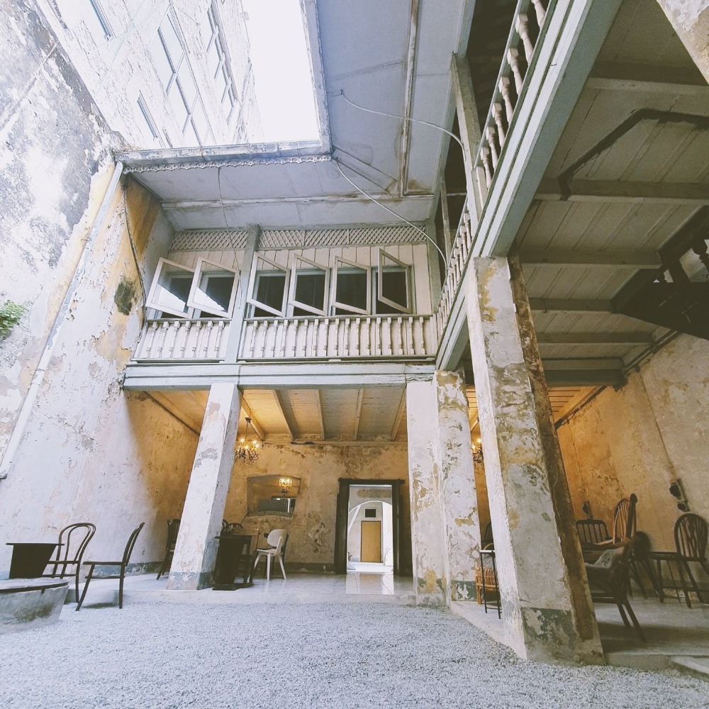 For RentHouseYaowarat, Banglamphu : Urgent rent!! Very good price. Home chinese stlye over 200 years old.