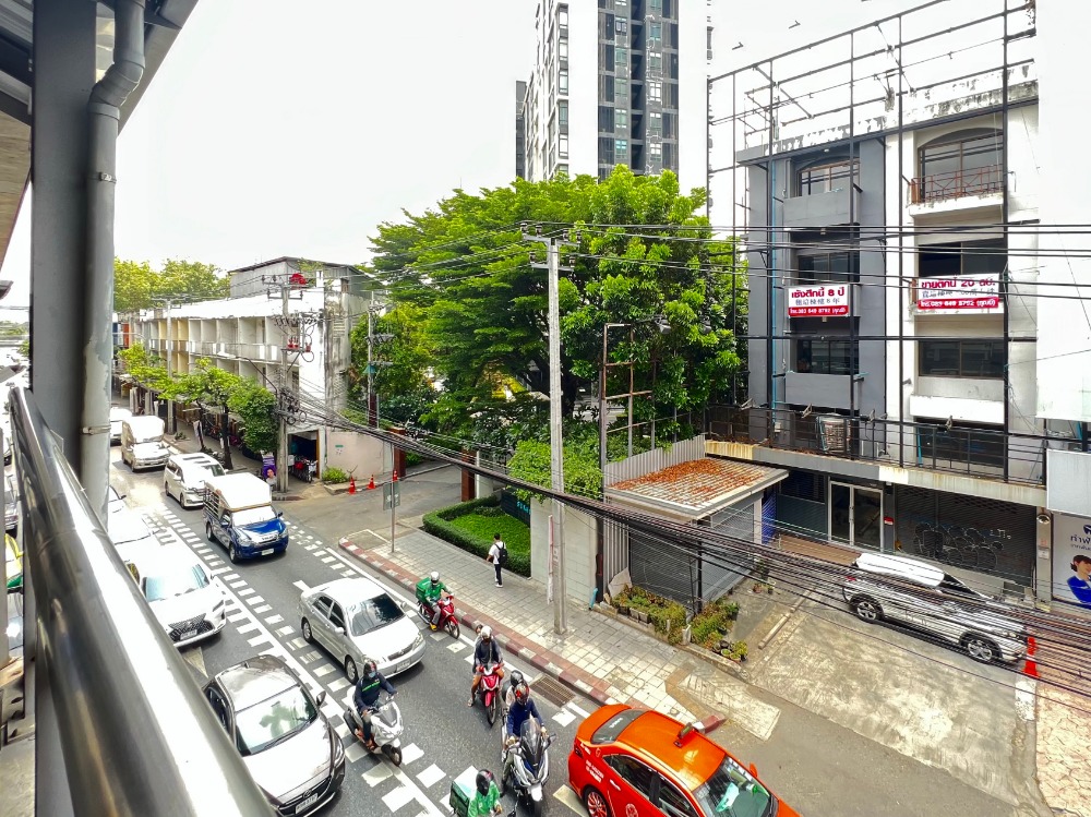 For SaleShop HouseBangna, Bearing, Lasalle : Commercial building, Udomsuk intersection, area 19 sq wa., 4 floors, near BTS Udom Suk 60 meters, 1 minute walk, original condition