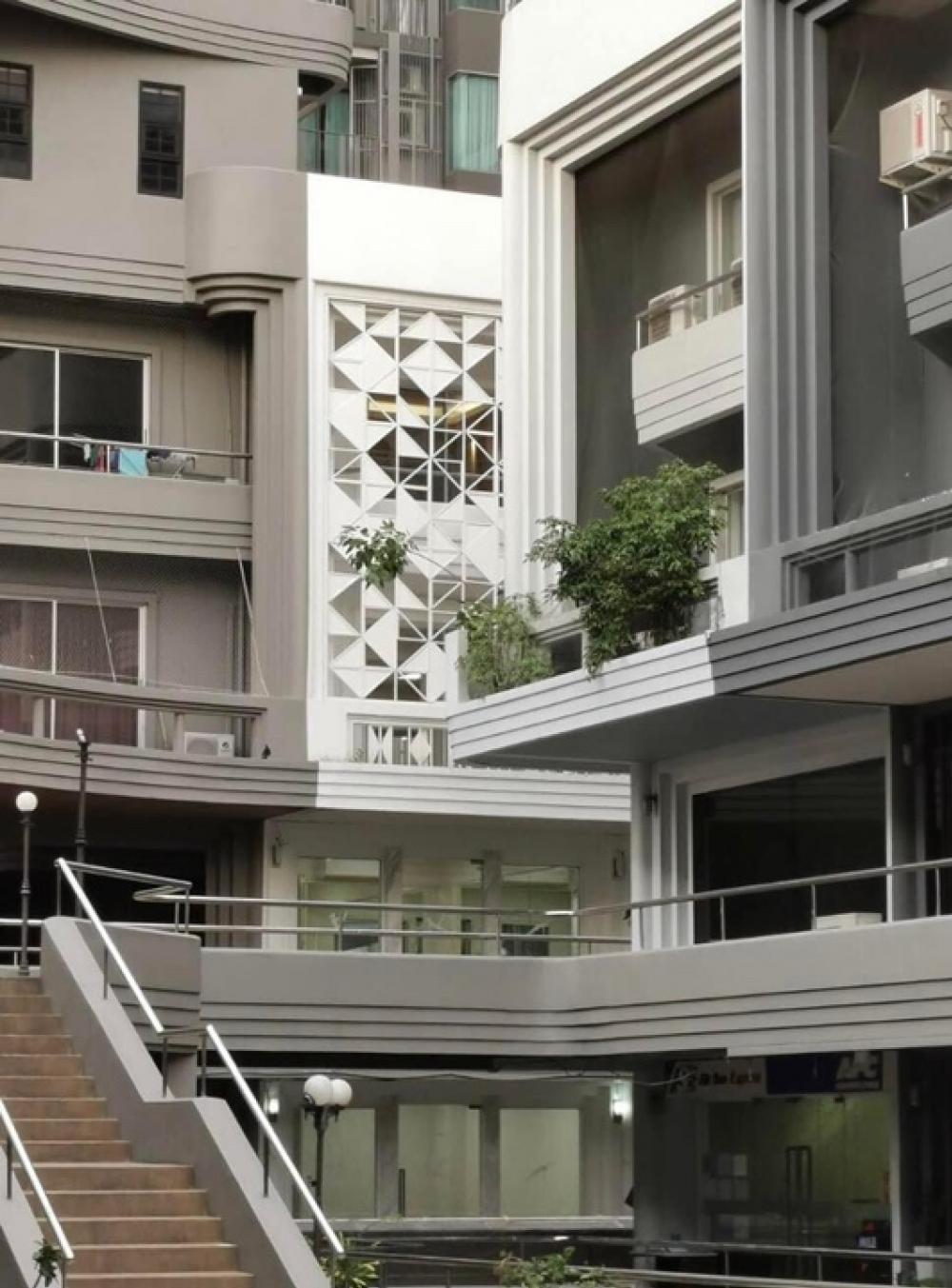 For RentShop HouseSukhumvit, Asoke, Thonglor : For Rent Commercial Building Ekamai 22 with 2 Parkings, Suitable for Spa, Massage, Wellness, Beauty Salon, Nails Spa, Yoga Gym and etc.,