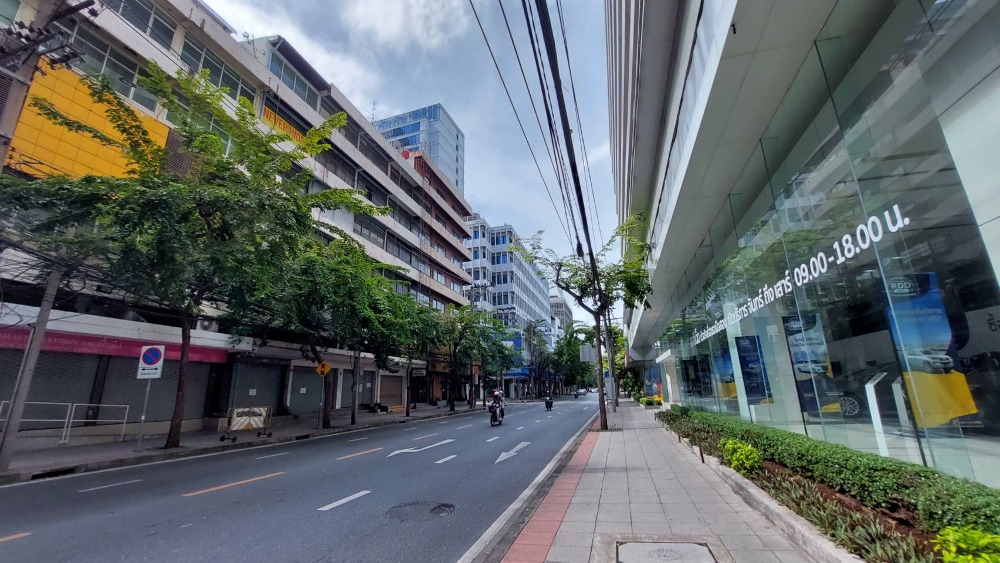 ให้เช่าโชว์รูมสีลม ศาลาแดง บางรัก : ให้เช่าอาคารติดถนนสุรวงศ์ 6 ชั้น 3 คูหา ภายในทะลุถึงกัน โล่ง มีลิฟต์ มีห้องน้ำทุกชั้น สุดยอดทำเลหายาก ใกล้ถนนนราธิวาส-ถนนสีลม-พระราม 4 ใกล้ MRT สถานีสามย่านเพียง 900 เมตร