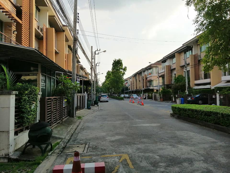 ให้เช่าทาวน์โฮมพัฒนาการ ศรีนครินทร์ : ให้เช่าบ้านทาวเฮ้าส์ 3 ชั้น Plus City Park(ศรินครินทร์ สวนหลวง) -Srinakarin-Suanluang เหมาะสำหรับการอยู่อาศัย บ้านสภาพดี