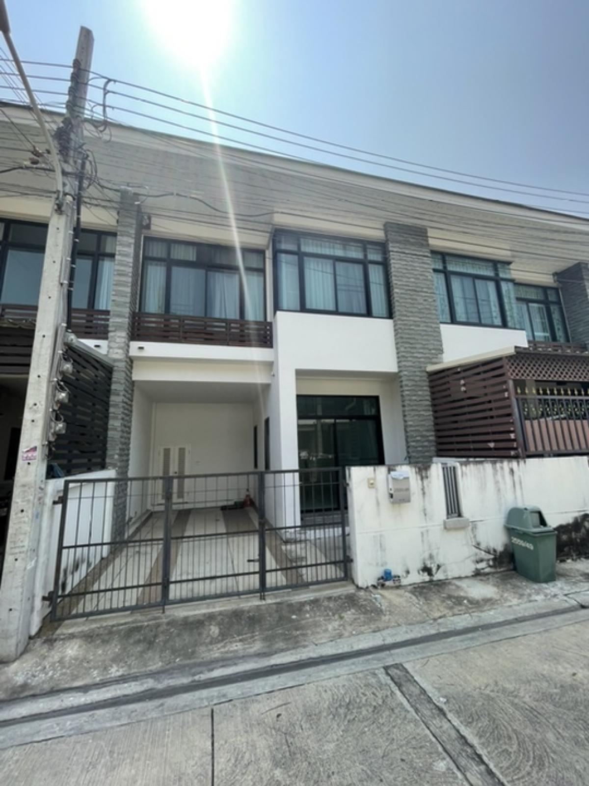 For SaleTownhomeSamut Prakan,Samrong : 📣2-storey townhouse for sale, Piamsuk Project, Bearing 48, Sukhumvit 113, near BTS Bearing, beautiful addition, ready to move in.