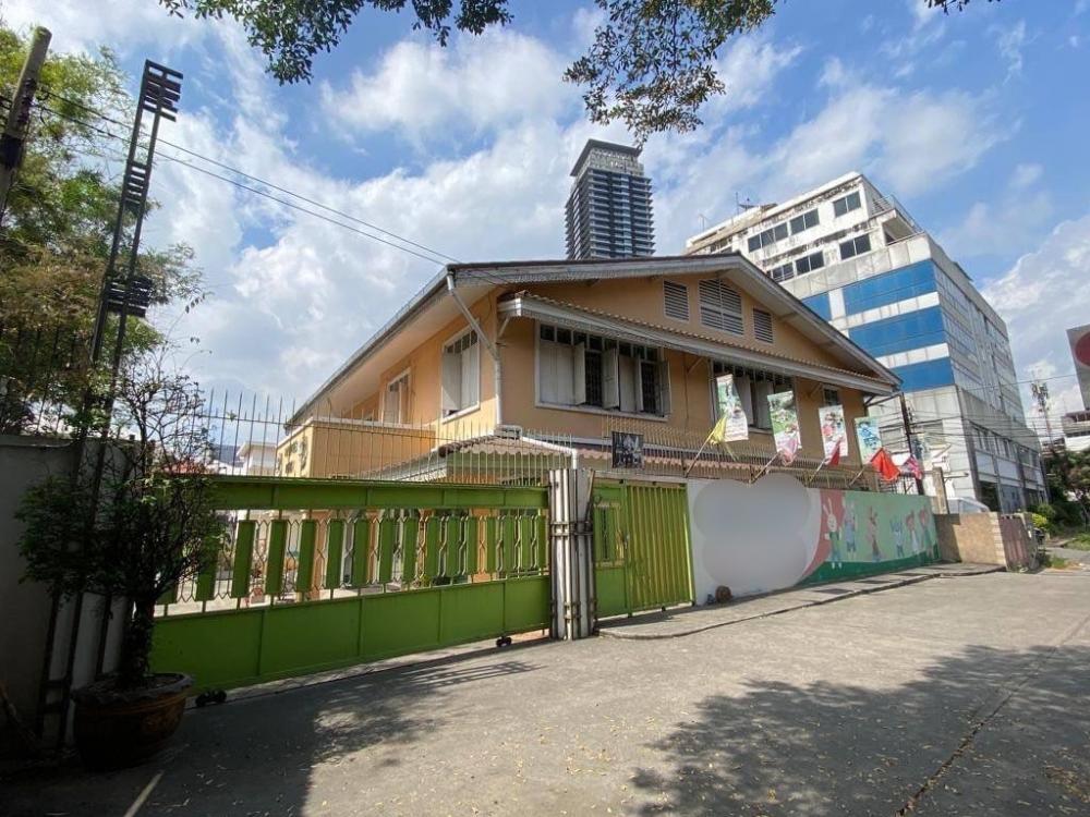 For RentRetail SpaceSathorn, Narathiwat : Baan Sathorn for cafes, restaurants, spas, and others. Classic style detached house. with multiple parking spaces