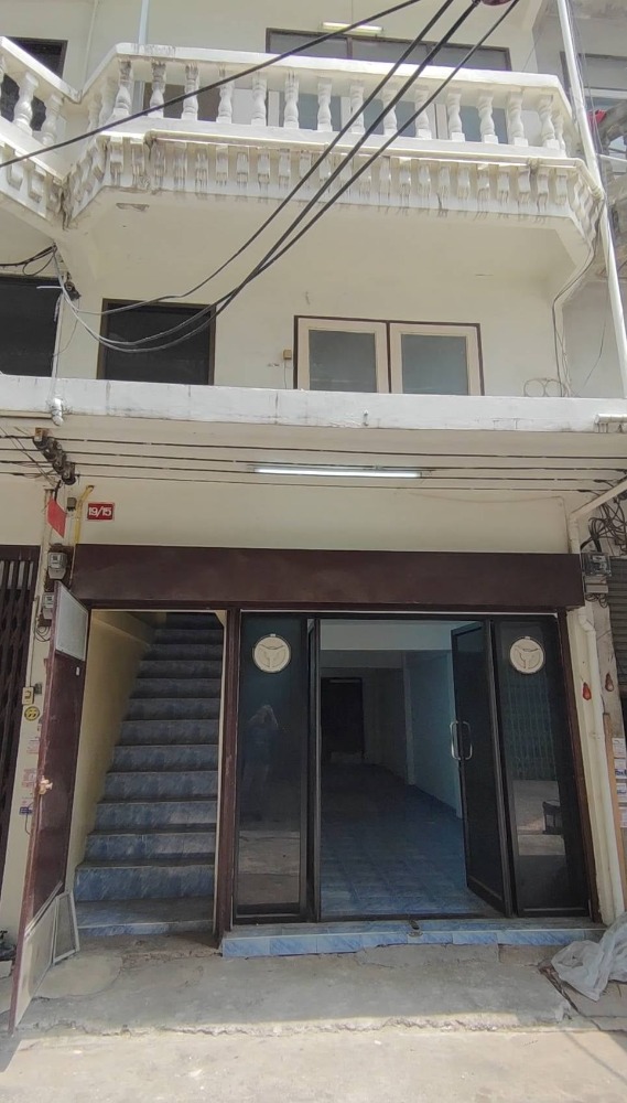 For RentShop HouseRatchadapisek, Huaikwang, Suttisan : commercial building for rent Pracha Songkhro Zone - Din Daeng - Near BTS / MRT Sanam Pao / Thailand Cultural Center, only 6 minutes