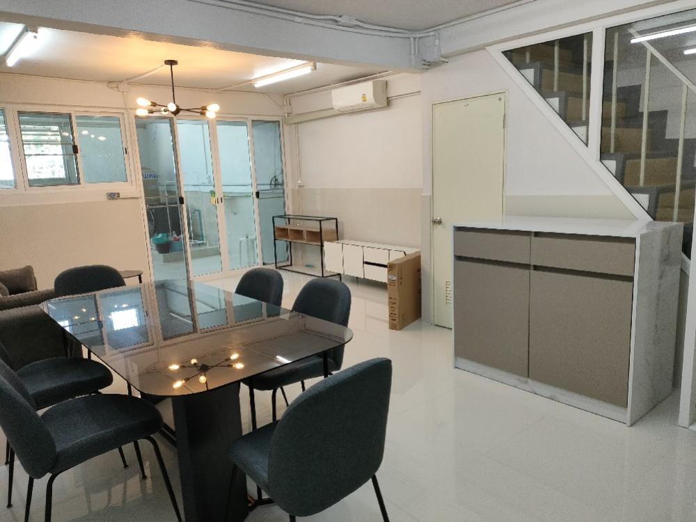 For RentTownhomeSathorn, Narathiwat : 🔴34,000฿🔴 ทาวน์เฮาส์ 2 ชั้น รีโนเวทใหม่ทั้งหลัง ♦️ ใกล้ BTS สุรศักดิ์ 2.2 km. ยินดีพาชม 😊🙏 ( Add​Line​ : @bbcondo88 ​)​ รหัสทรัพย์​ 879-B4054